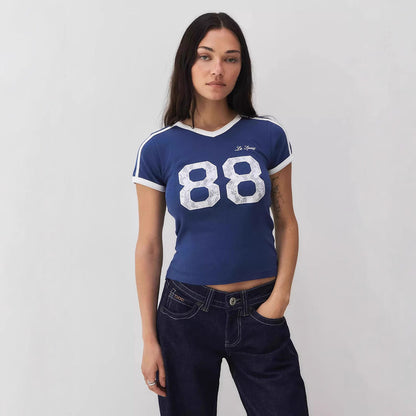 Trendy damt-shirt med spetsdetalj och kontrastärmar – Yelina