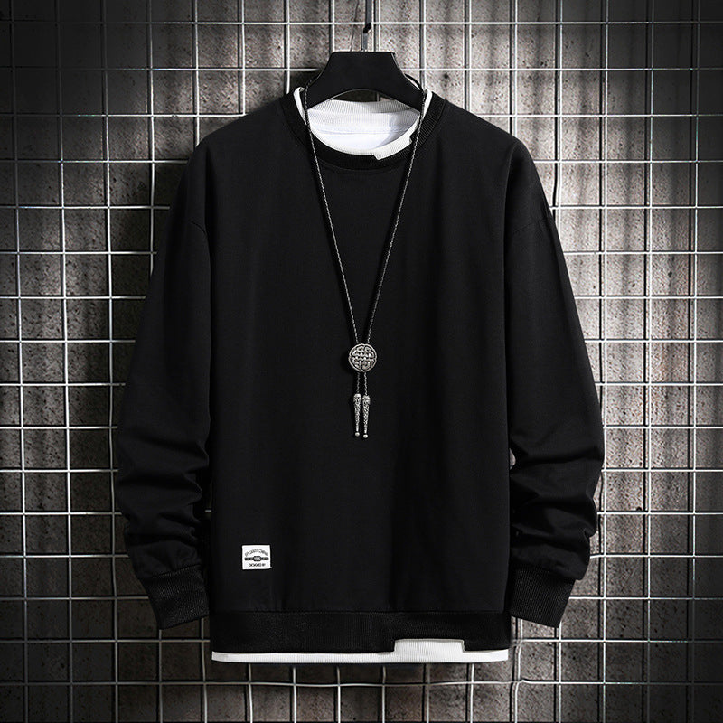 Schwarzes Herren-Sweatshirt mit Kette, Rundhals, Baumwolle, modisch, lässig, Gitterhintergrund.