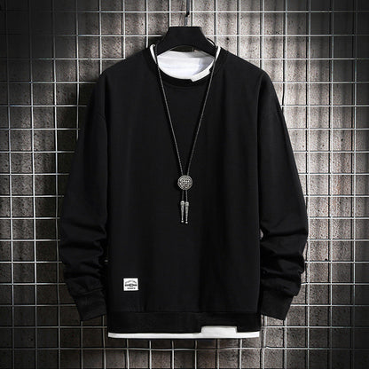 Schwarzes Herren-Sweatshirt mit Kette, Rundhals, Baumwolle, modisch, lässig, Gitterhintergrund.