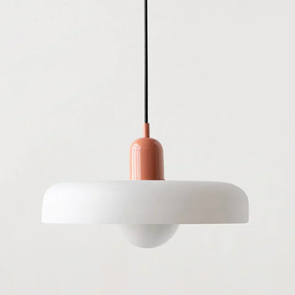 Moderne Hängelampe, weißer Schirm, roter Sockel, minimalistisches Design, Innenbeleuchtung.