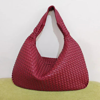 Rote geflochtene Handtasche aus Leder, modisch, Damenaccessoire, elegant, stilvoll.