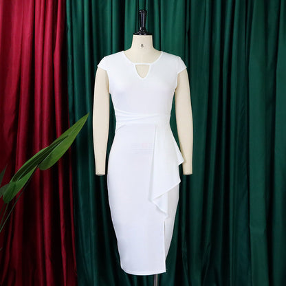 Weißes Etuikleid mit asymmetrischem Design, ärmellos, elegantes Abendkleid vor grünem Vorhang.