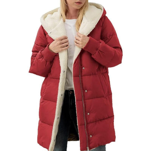 Frau in rotem Daunenmantel mit Kapuze, Winterjacke, warm, modisch, Damenbekleidung.