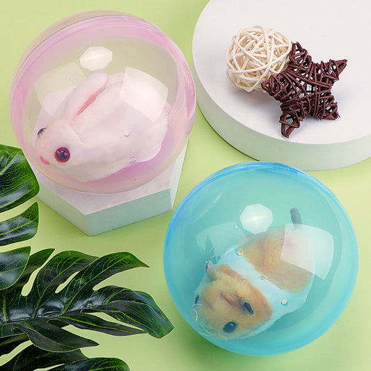 Zwei transparente Kugeln mit Plüschhase und Plüschhamster, Dekoration, rosa und blau.