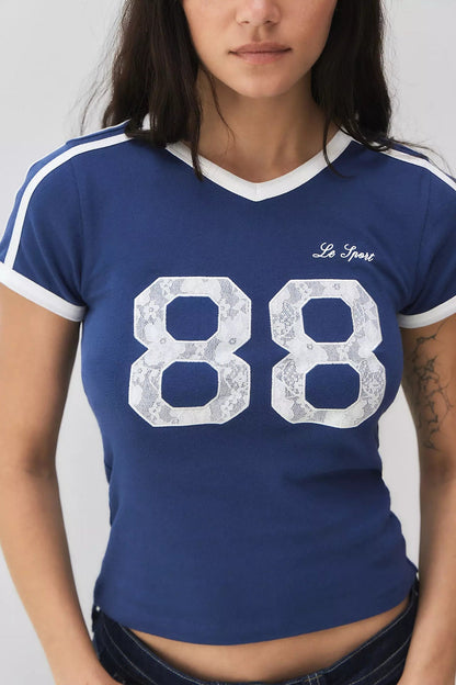 Trendy damt-shirt med spetsdetalj och kontrastärmar – Yelina