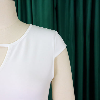 Weißes Damen-T-Shirt aus Baumwolle auf Schneiderpuppe vor grünem Vorhang.