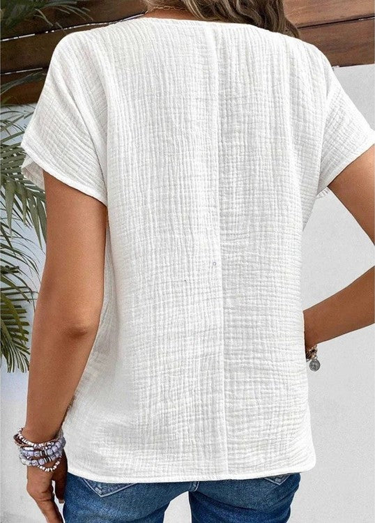 Frau in weißem Leinen-T-Shirt, Rückansicht, lässig, Sommermode, Damenbekleidung.