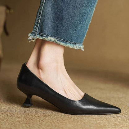 Svart sko sedd från sidan på modell med jeans med fransig fåll, klackens form syns 14