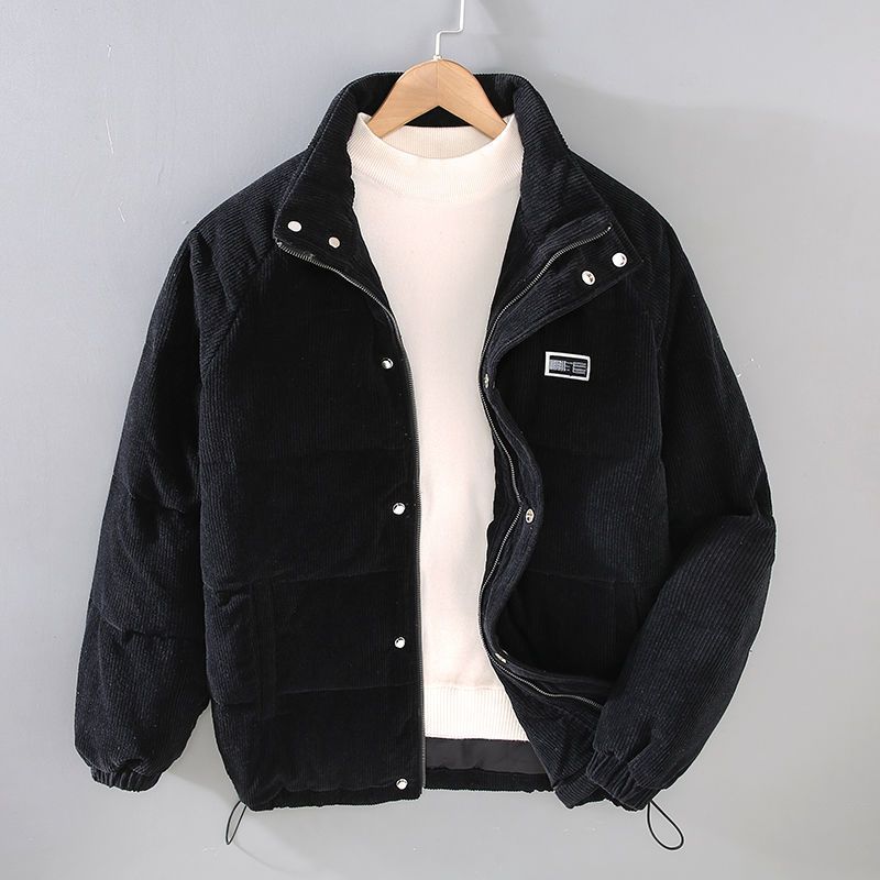 Schwarze Cordjacke mit Reißverschluss, Herrenmode, Winterjacke, warm, stilvoll, auf Bügel.