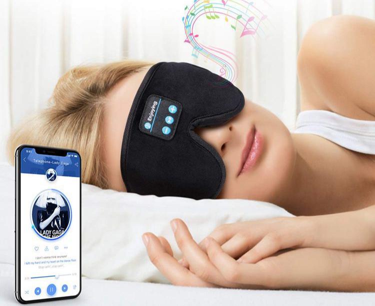 Frau mit schwarzer Bluetooth-Schlafmaske, Musiknoten, Smartphone-App, Entspannung.