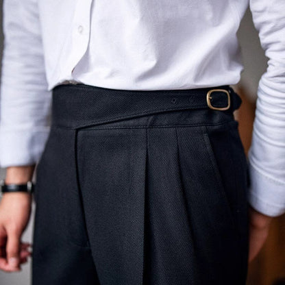 Mann in weißem Hemd und schwarzer Anzughose mit Schnalle, Businessmode, Herrenbekleidung.