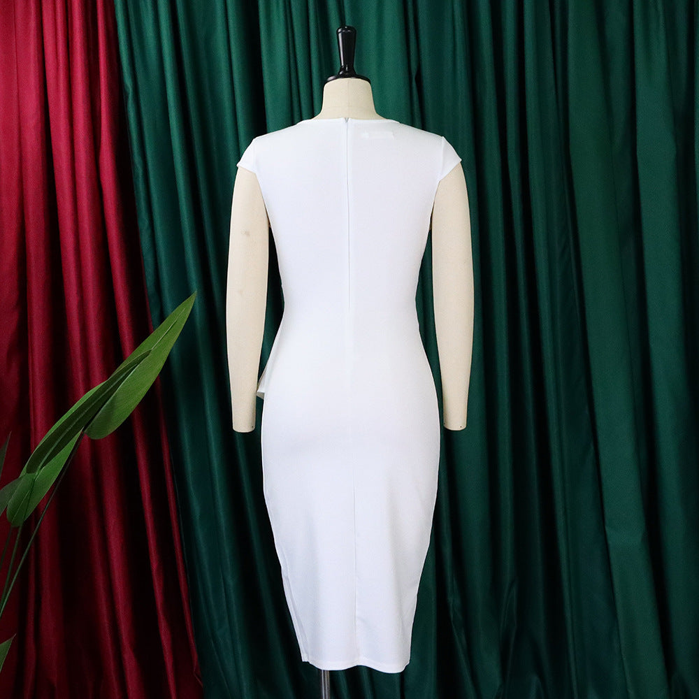 Weißes Etuikleid Damen, knielang, elegantes Design, Rückansicht, vor grünem und rotem Vorhang.