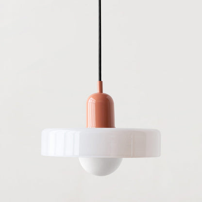 Moderne Hängelampe, weißer Glasschirm, roter Keramiksockel, minimalistisches Design.