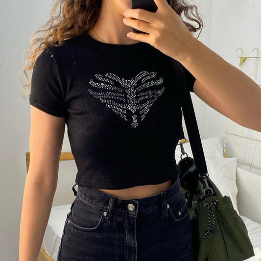 Trendig damcrop-top med strass-skelettmönster – Yara