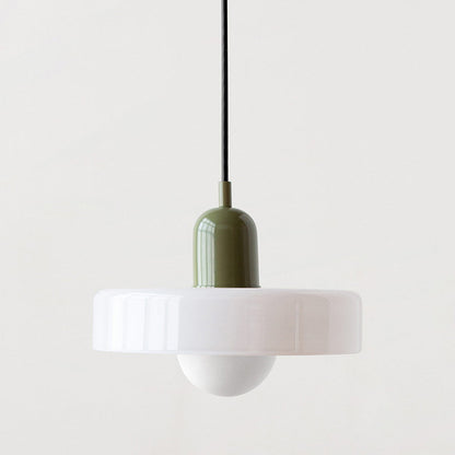 Moderne Hängelampe, weißer Glasschirm, grüner Sockel, minimalistisches Design, Wohnzimmerbeleuchtung.