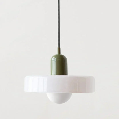 Moderne Hängelampe, weißer Glasschirm, grüner Sockel, minimalistisches Design, Innenbeleuchtung.