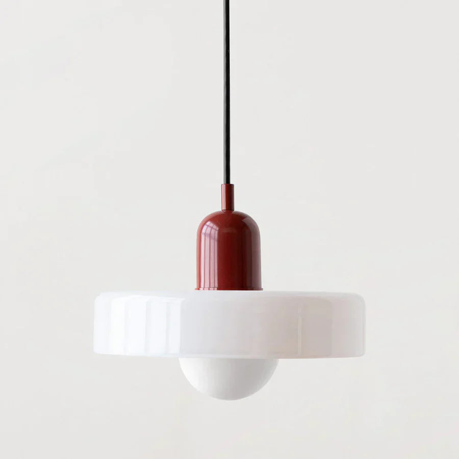 Moderne Hängelampe, weißer Glasschirm, roter Sockel, minimalistisches Design, Innenbeleuchtung.