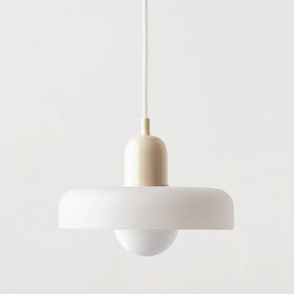Moderne weiße Pendelleuchte, minimalistisches Design, skandinavischer Stil, Wohnzimmerbeleuchtung.