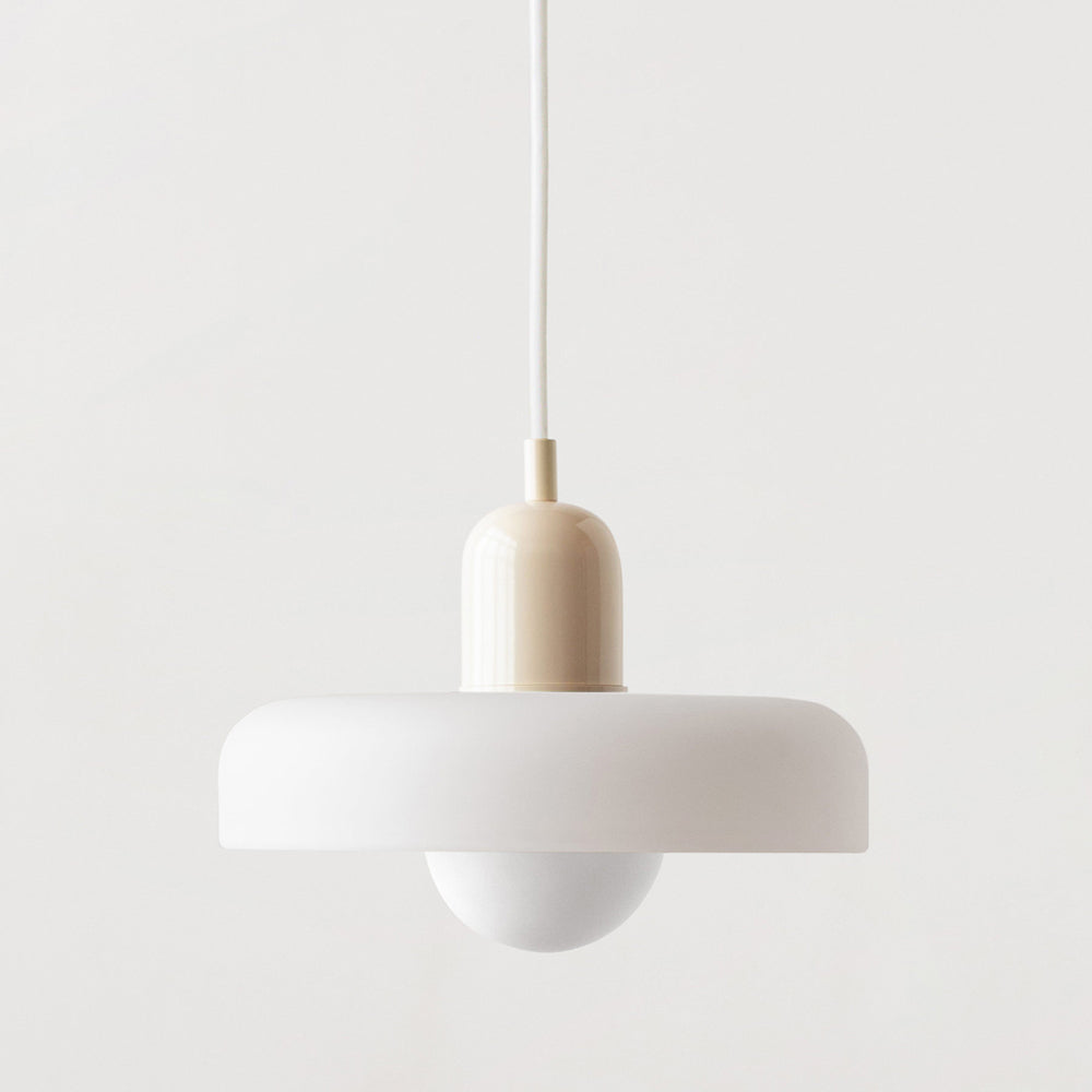 Moderne weiße Pendelleuchte, minimalistisches Design, skandinavischer Stil, Wohnzimmerbeleuchtung.