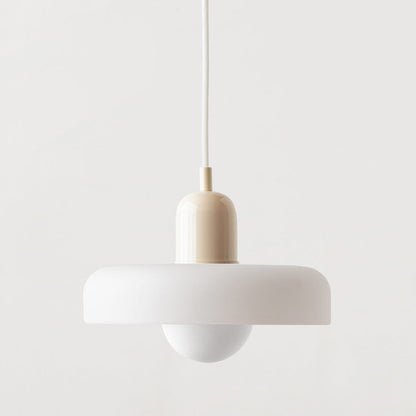 Moderne weiße Pendelleuchte, minimalistisches Design, skandinavischer Stil, Wohnzimmerbeleuchtung.