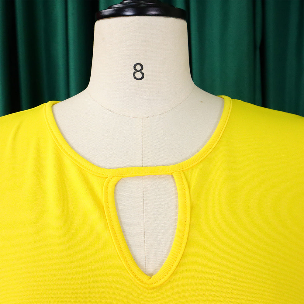 Gelbes Damenkleid mit Schlüssellochausschnitt auf Schneiderpuppe vor grünem Hintergrund.
