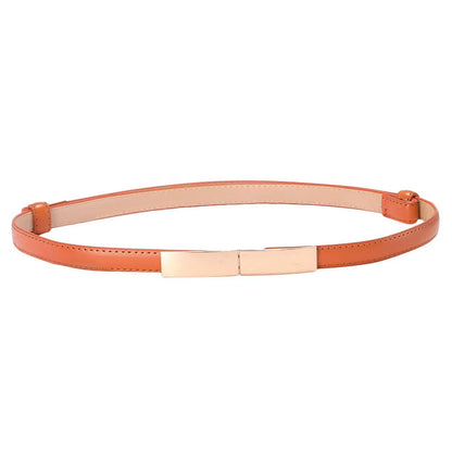Orangefarbener Ledergürtel mit goldener Schnalle, modisches Accessoire für Damen.