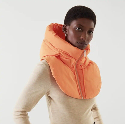 Frau mit orangefarbener Kapuzenschal, modisch, warm, Winteraccessoire, Damenmode.