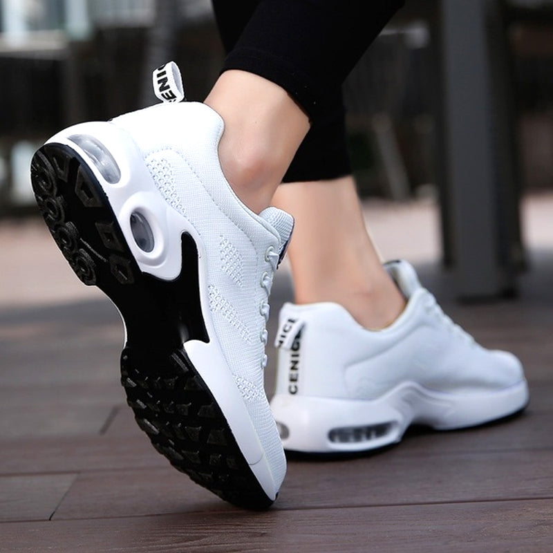 Weiße Damen-Sneaker, atmungsaktiv, rutschfeste Sohle, ideal für Sport und Freizeit.