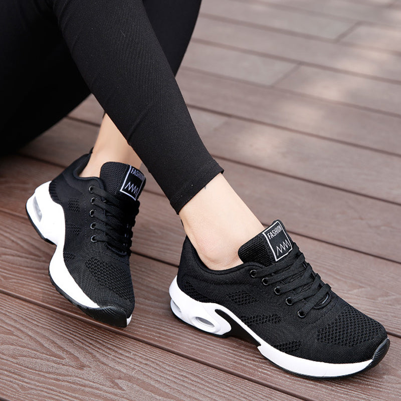 Schwarze Damen-Sneaker, atmungsaktiv, bequem, ideal für Sport und Freizeit.