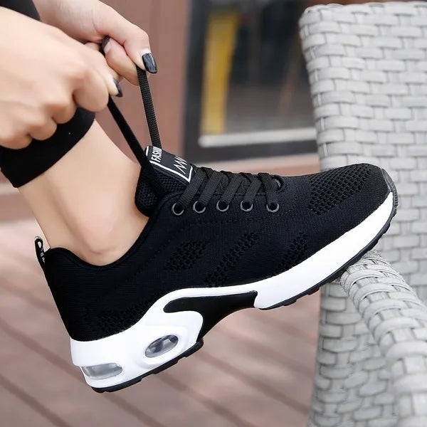 Schwarzer Sneaker mit weißer Sohle, atmungsaktives Mesh, Damen Sportschuh, Outdoor-Laufschuh.