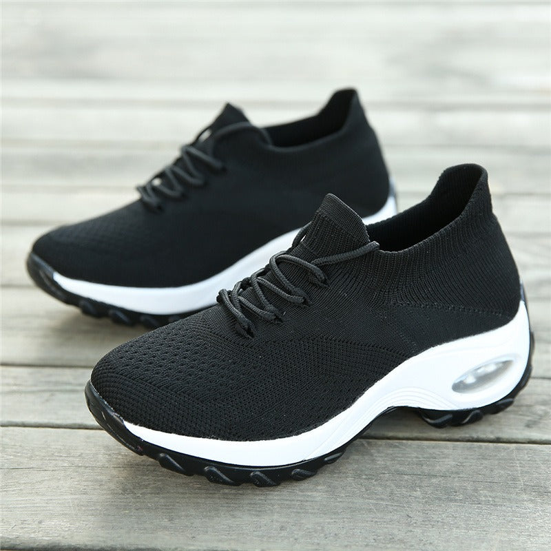 Schwarze Sportschuhe mit weißer Sohle, atmungsaktiv, ideal für Laufen und Fitness.