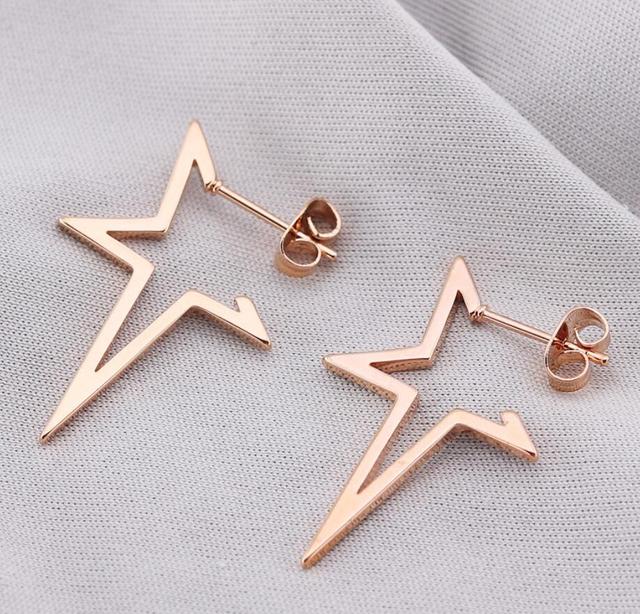 Goldene Stern-Ohrringe aus Edelstahl, minimalistisches Design, Schmuck für Frauen.