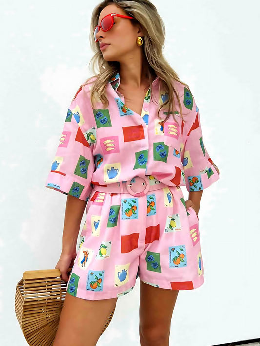 Trendig sommarkombination med färgglad blus och shorts - SonneSet