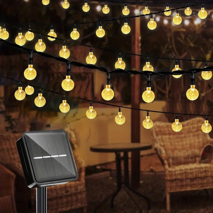 Solarbetriebene Lichterkette mit warmweißen LED-Lampen für Gartenbeleuchtung.