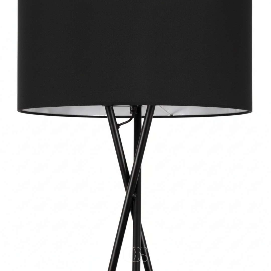 Närbild på svart lampskärm i tyg med ljust insida och korsade metallben i stativet 4