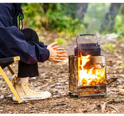Person wärmt Hände an tragbarer Edelstahl-Holzofen, Camping, Outdoor, Feuer, Wald.