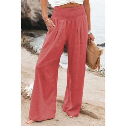 Frau in roten Leinenhosen am Strand, Sommermode, lässiger Stil, Damenbekleidung.