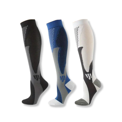 Drei Paar orthopädische Kompressionsstrümpfe, schwarz, blau, weiß, für Sport und Erholung.