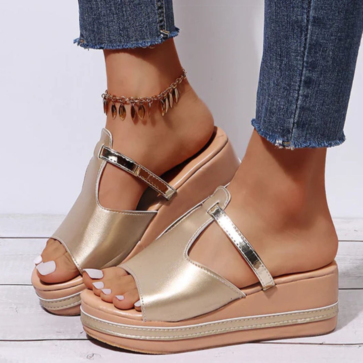 Goldene orthopädische Sandalen für Damen, Plateau, bequem, modisch, Sommermode.