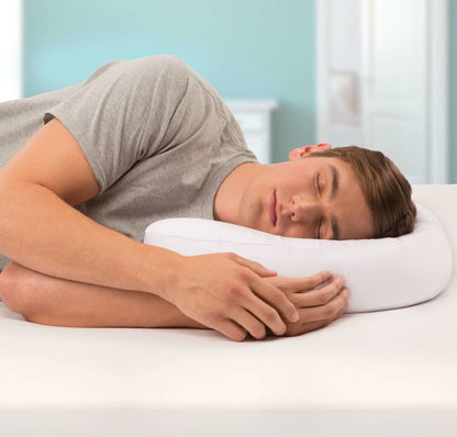 Mann schläft auf orthopädischem Nackenkissen, weiß, für Nacken- und Rückenschmerzen.