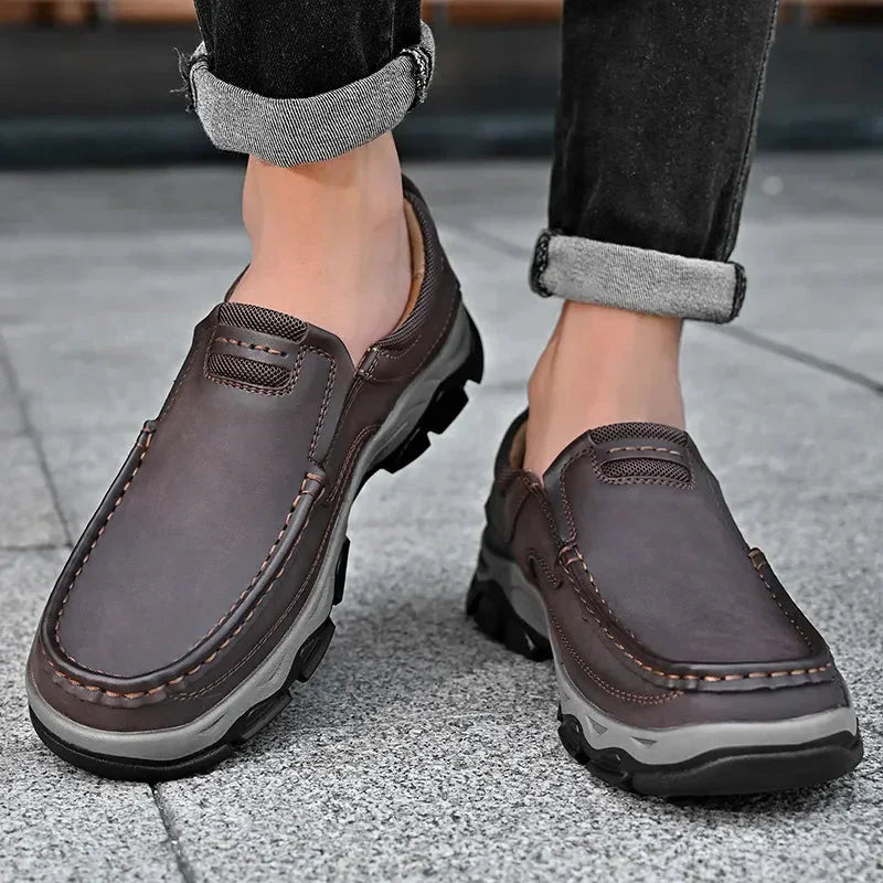 Braune orthopädische Herrenschuhe, bequem, rutschfest, ideal für den täglichen Gebrauch.