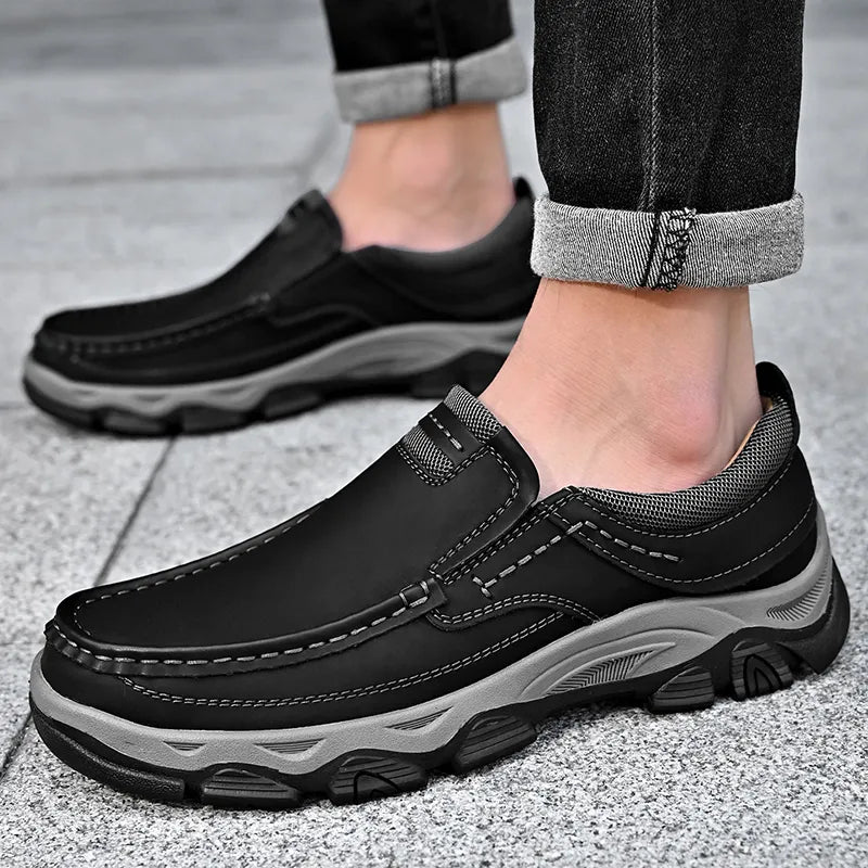 Schwarze orthopädische Herrenschuhe, bequem, rutschfest, ideal für den täglichen Gebrauch.