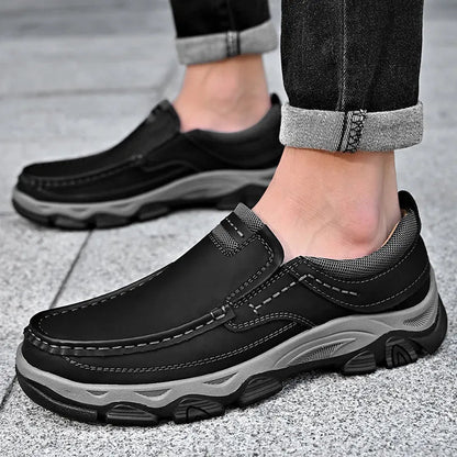 Schwarze orthopädische Herrenschuhe, bequem, rutschfest, ideal für den täglichen Gebrauch.