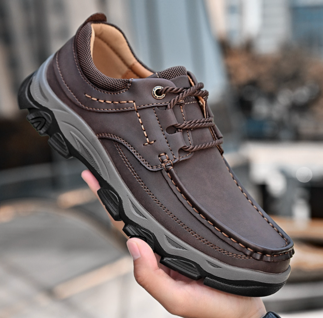 Brauner orthopädischer Lederschuh, komfortabel, rutschfest, für täglichen Gebrauch.
