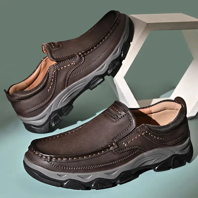 Braune orthopädische Herrenschuhe, bequem, rutschfest, ideal für den täglichen Gebrauch.