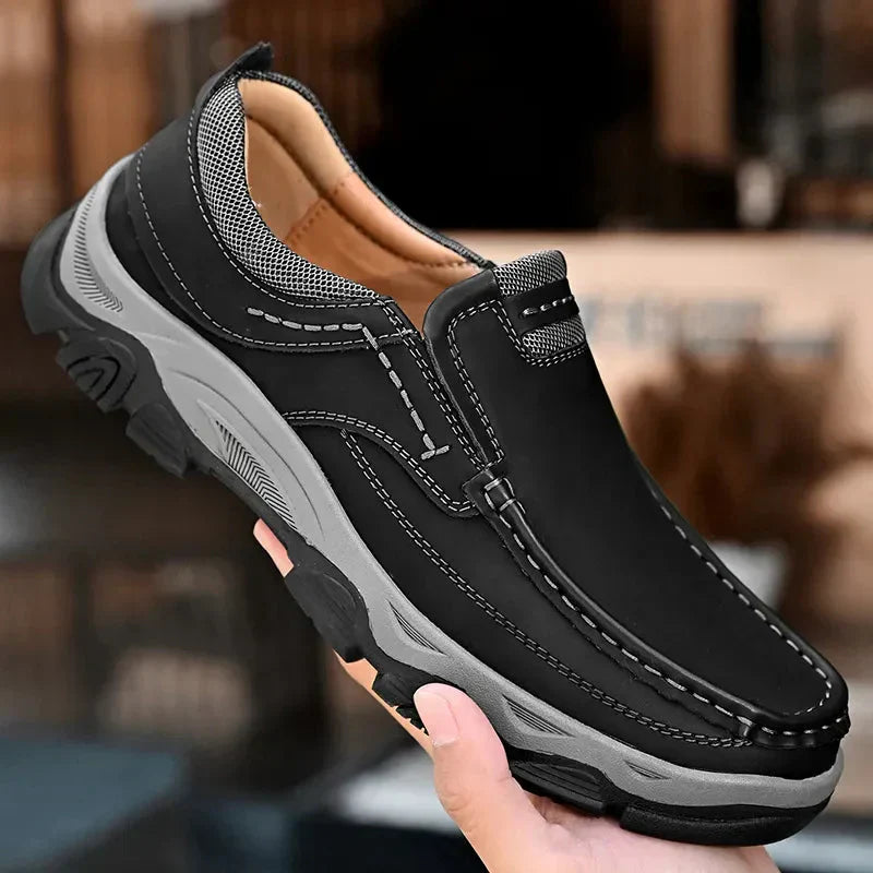 Schwarzer orthopädischer Schuh, bequem, rutschfest, für täglichen Gebrauch, Herrenmode.