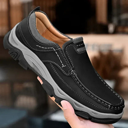 Schwarzer orthopädischer Schuh, bequem, rutschfest, für täglichen Gebrauch, Herrenmode.
