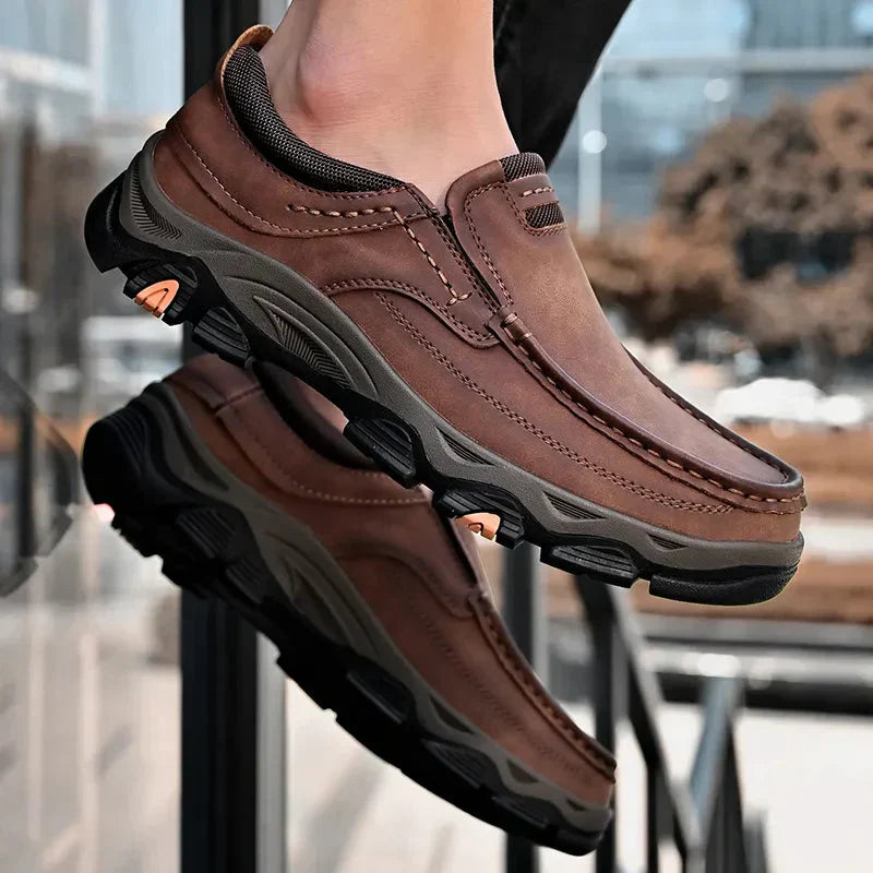 Braune orthopädische Herrenschuhe, bequem, rutschfest, ideal für den täglichen Gebrauch.