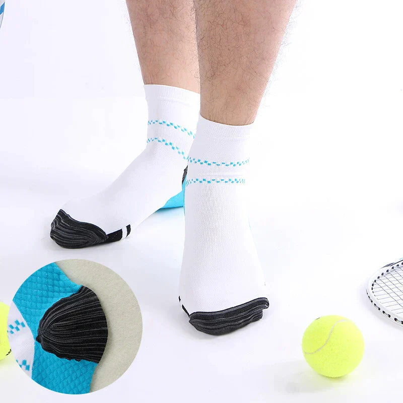 Weiße Sportsocken mit schwarzer Sohle, ideal für Tennis, atmungsaktiv und rutschfest.