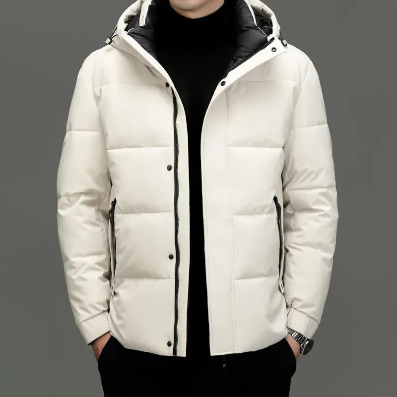 Weiße Herren-Daunenjacke mit Kapuze, Reißverschluss, Wintermode, warm, stilvoll.